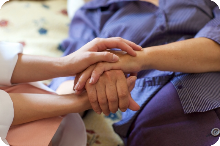 手を取り合う場面の画像